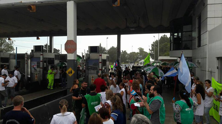 Los trabajadores del peaje viven momentos de incertidumbre.