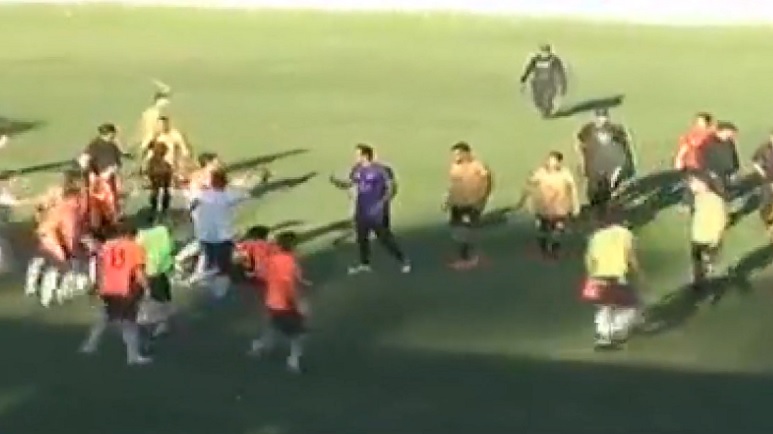 La batalla campal no duró más de cinco minutos, pero fue tensa.