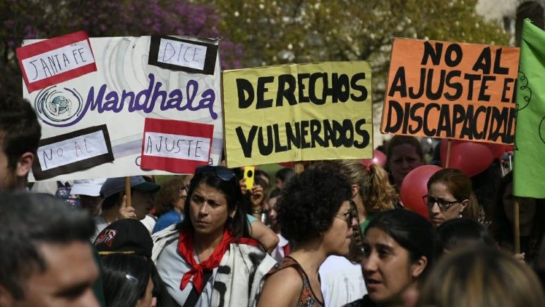 La protesta junto al Monumento fue masiva y contundente.