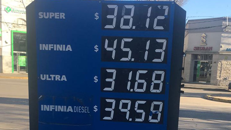 El cartel se modifica día tras día. La realidad supera la ficción.