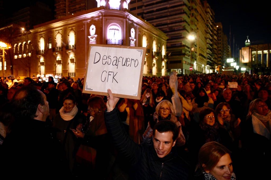 En el Monumento se reunió un grupo de personas (RPlus)