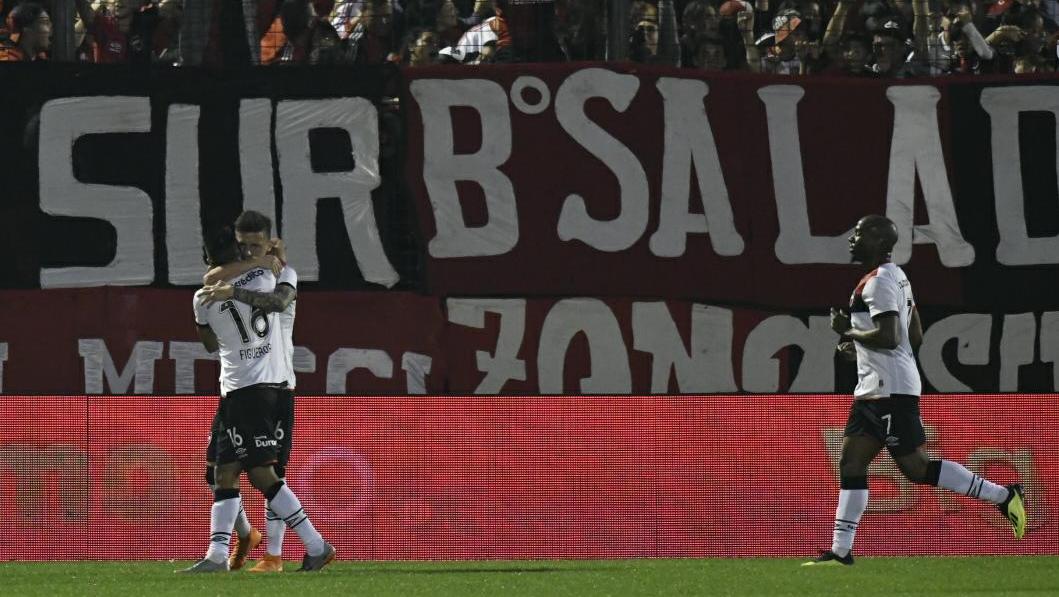 Leal va hacia el festejo del primer gol (RPlus)