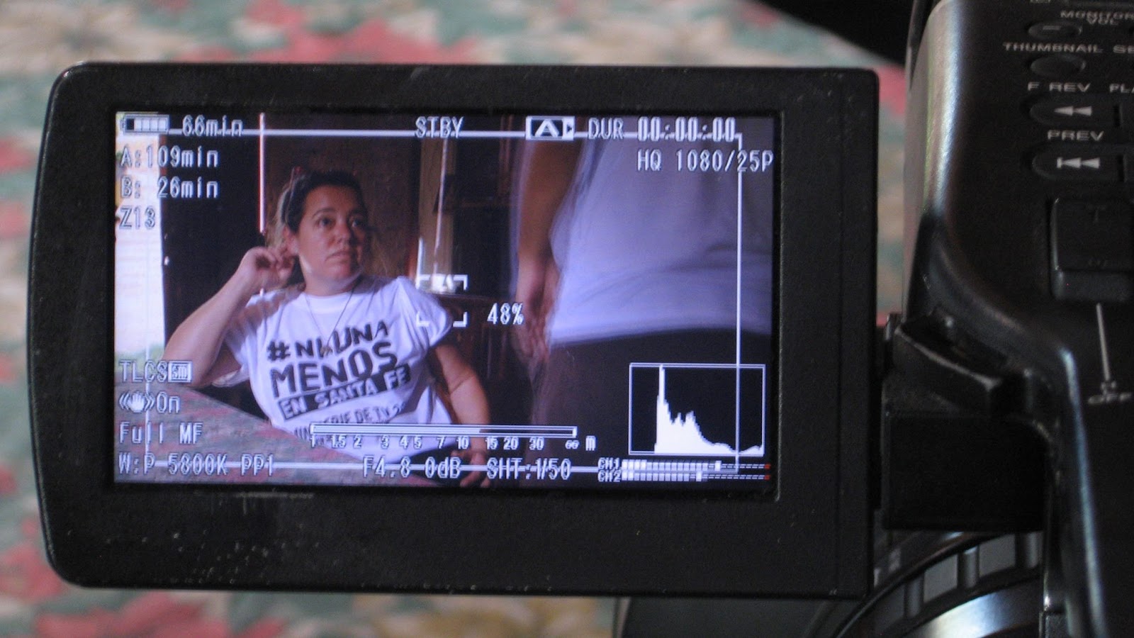 La cineasta María Langhi es capturada en una toma de su documental.