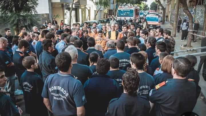 Los rescatistas reunidos en las inmediaciones de calle Salta 2141.
