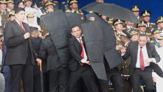 El momento en que la guardia oficial realiza un escudo para proteger al primer mandatario.