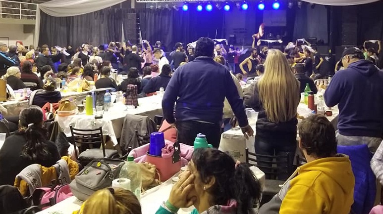 El salón cubierto de 9 de Julio estuvo repleto toda la jornada.