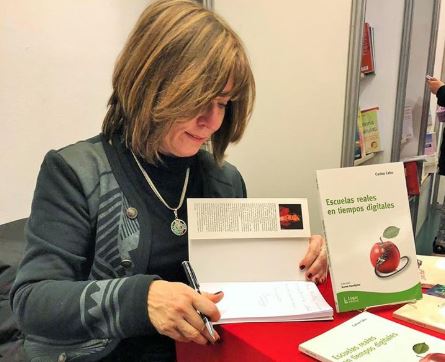 Cabo exponiendo sus libros que despertaron la sospecha de la PSA.