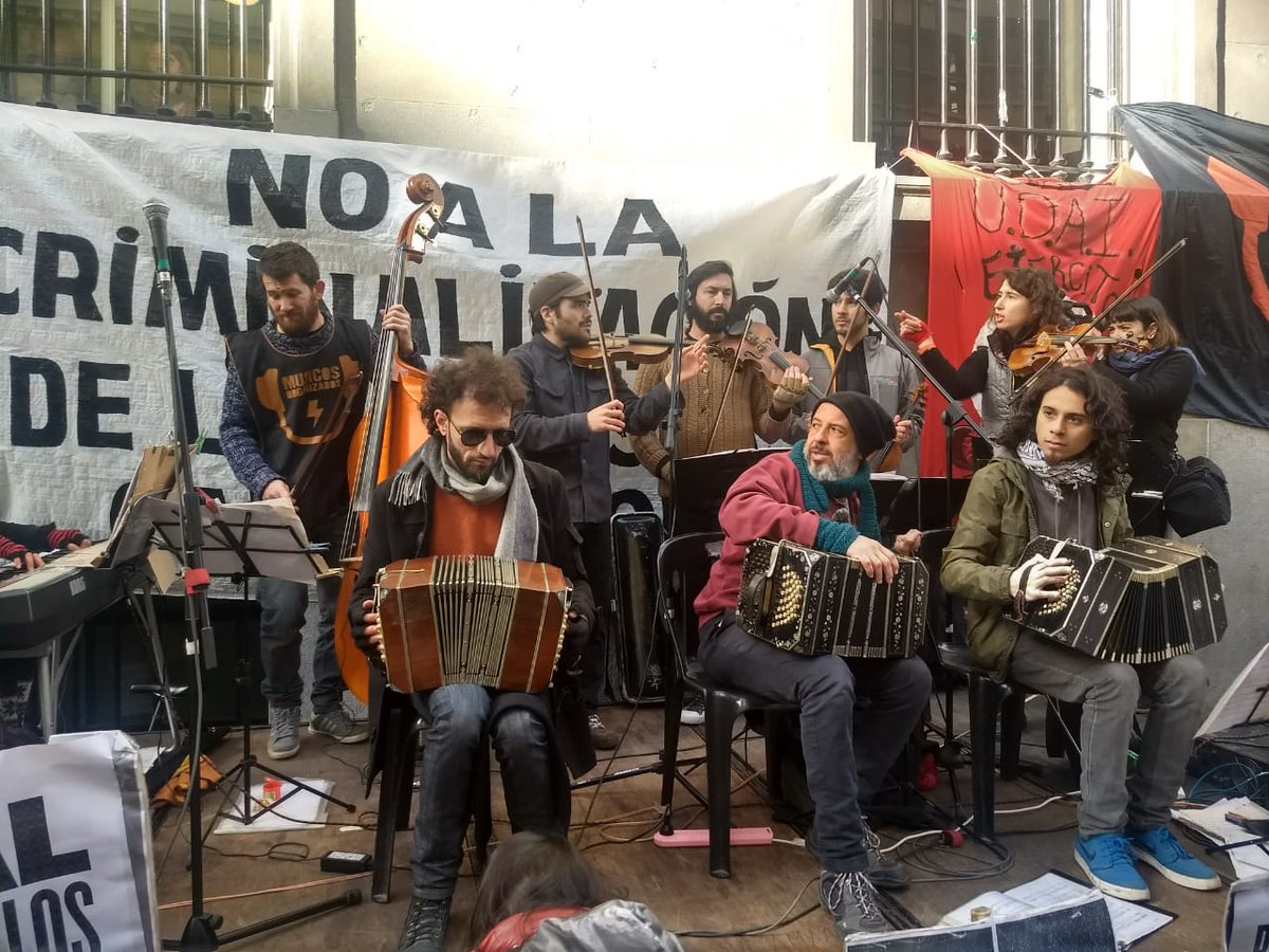 Musicos reconocidos de la ciudad salen a la peatonal y tocan a la gorra.