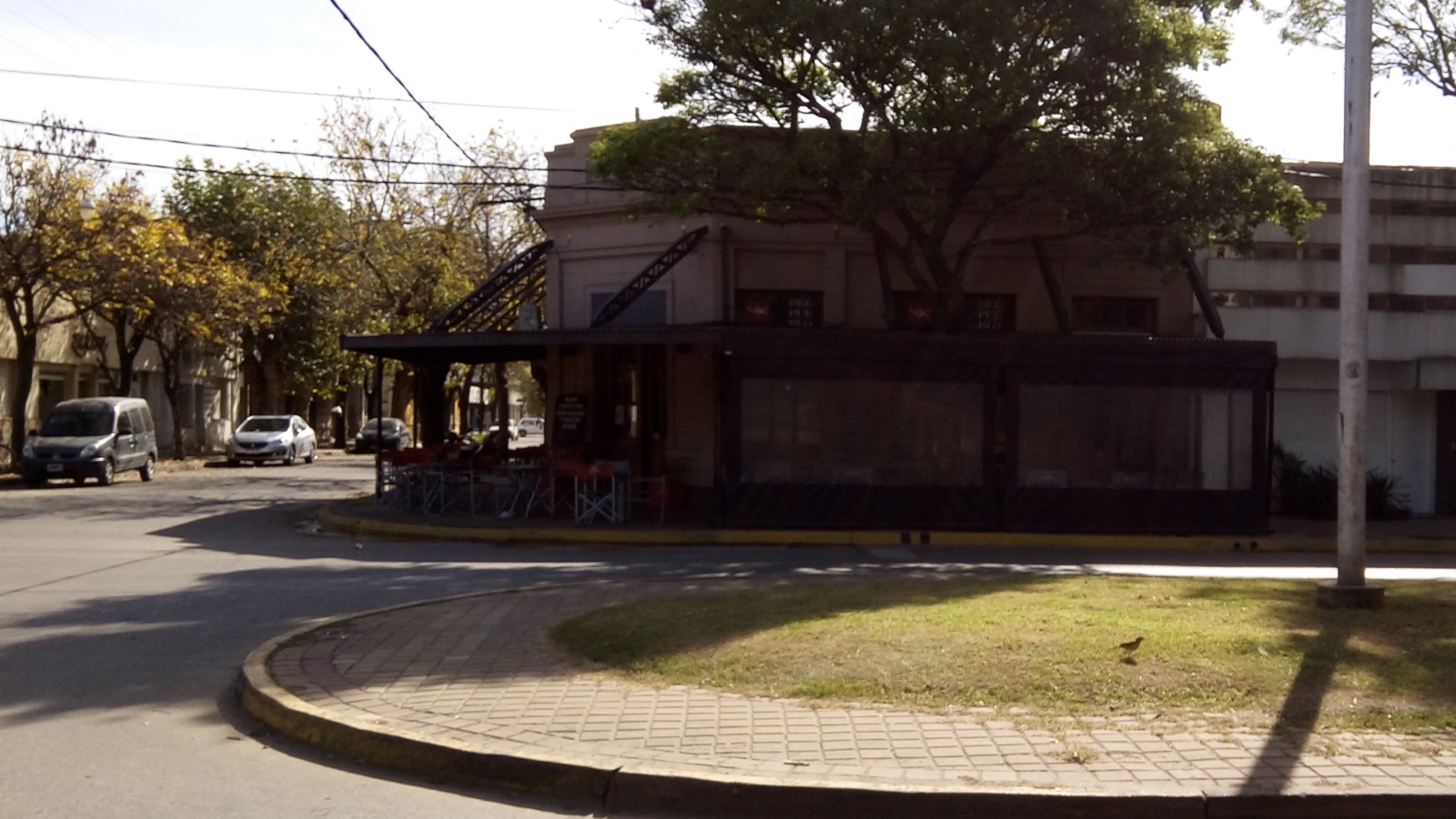 Los toldos le quitan tiempo de maniobra a los conductores.