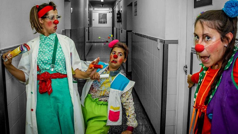 Los Payasos Hospitalarios están en todos los pasillos del San Carlos.