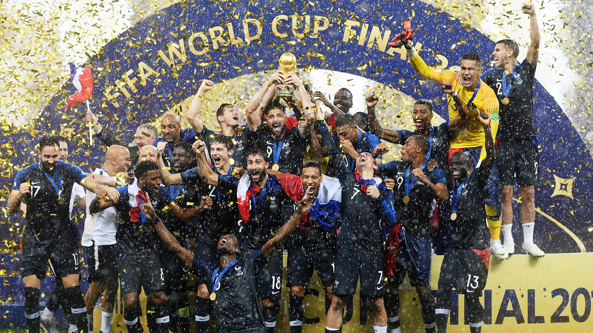 Los festejos en París de los hinchas franceses tras quedarse con la Copa de Mundo. 
