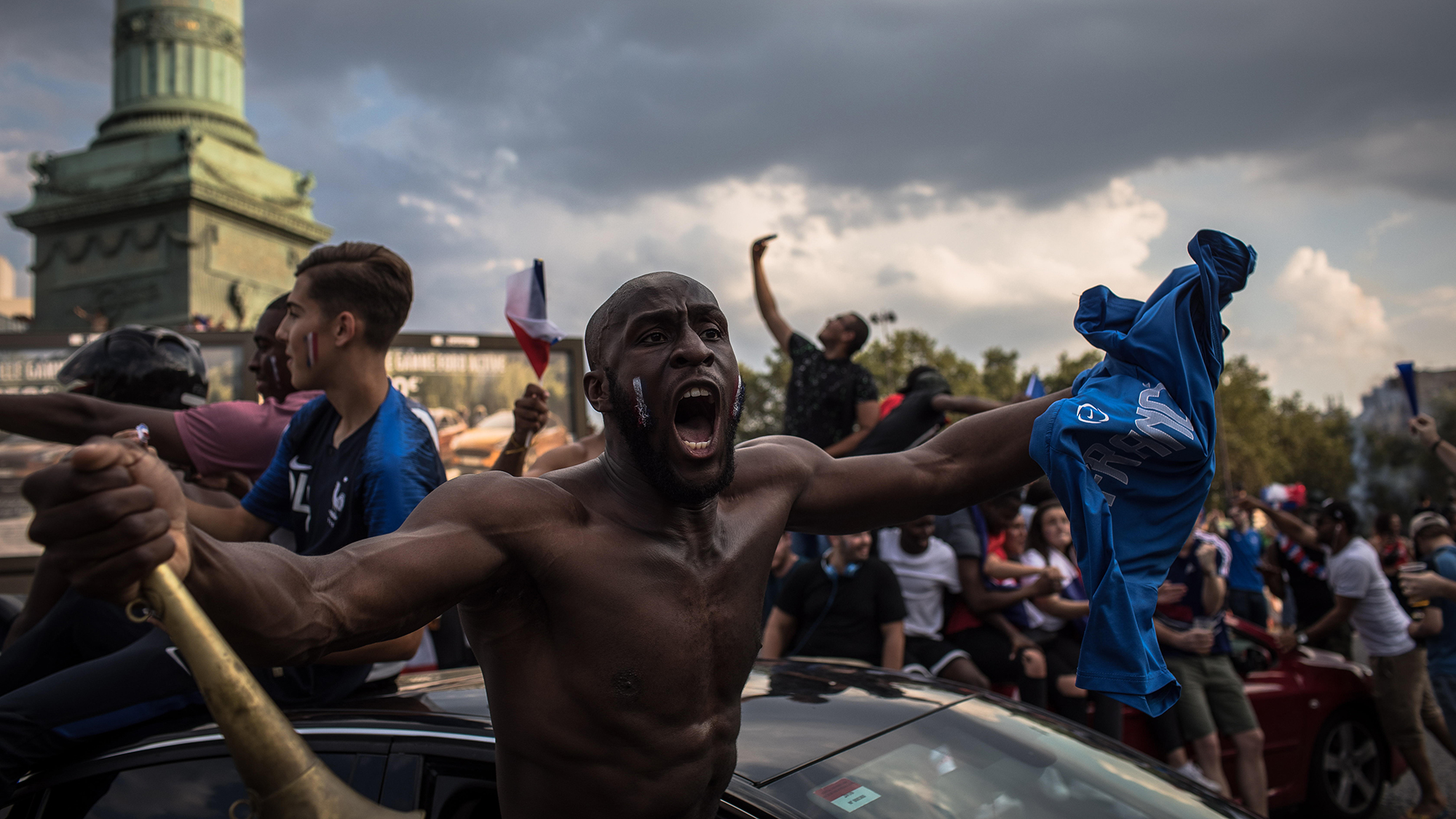 Los festejos en París de los hinchas franceses tras quedarse con la Copa de Mundo. 