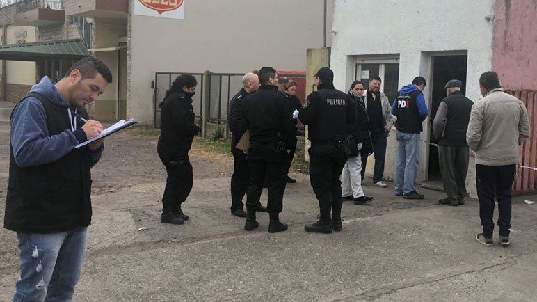 Imágenes repetidas. La policía tomando declaración a las víctimas.