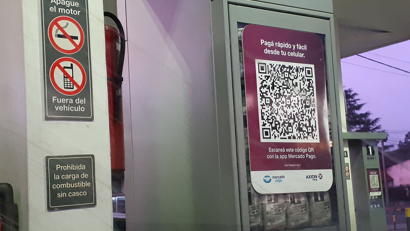 Estaciones de servicio ofrecen pagar con app pero prohíben el uso del celular