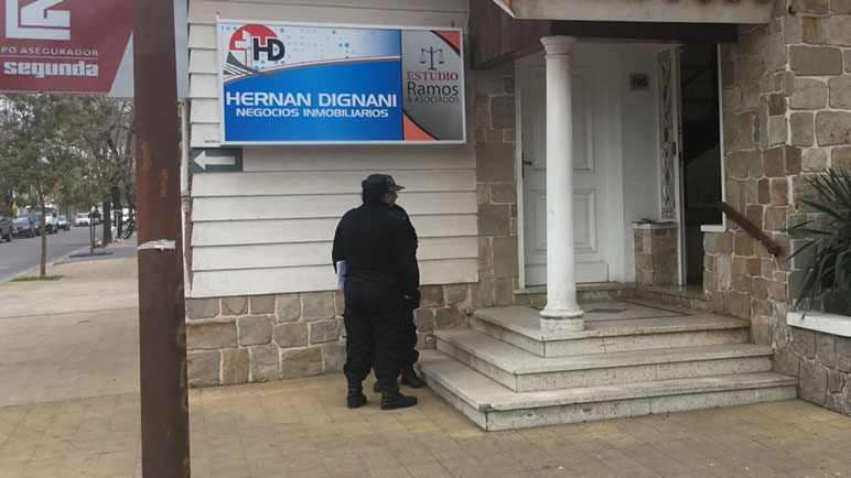 Imágenes repetidas. La policía tomando declaración a las víctimas.
