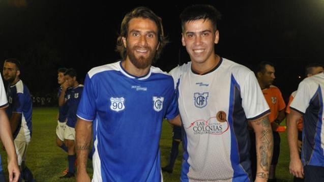 González junto a Ponzio, otro ex Lepra. 