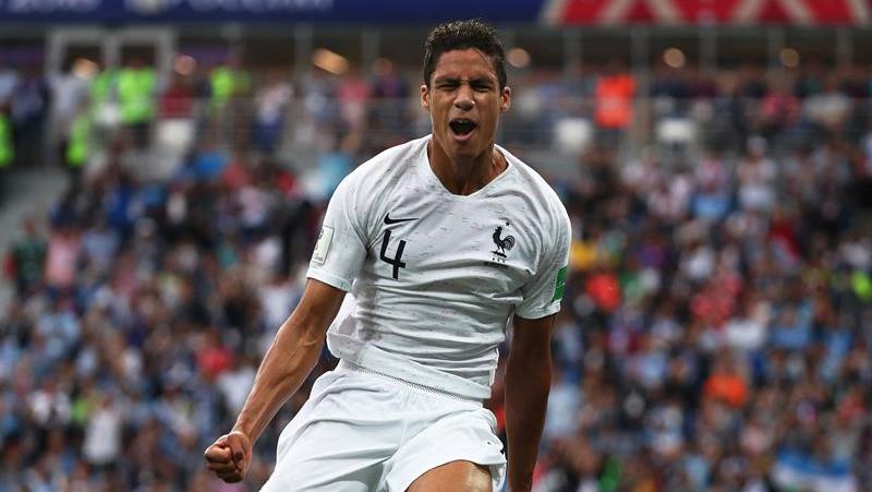 Varane celebra su gol y, hasta allí, el pase a semifinales.