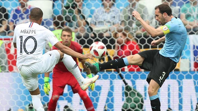 Mbappé remata, Godín no llega y Muslera mira.