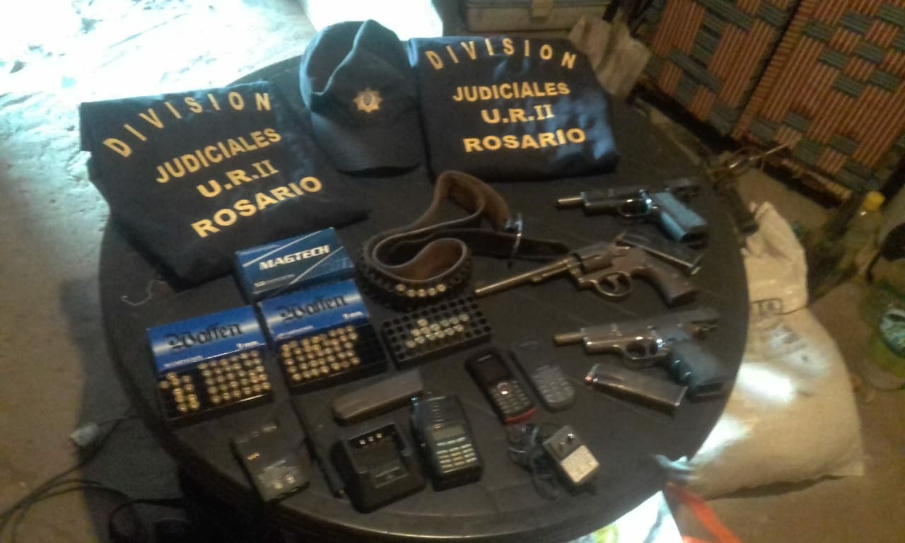 Armas y proyectiles decomisados en Cristalería.