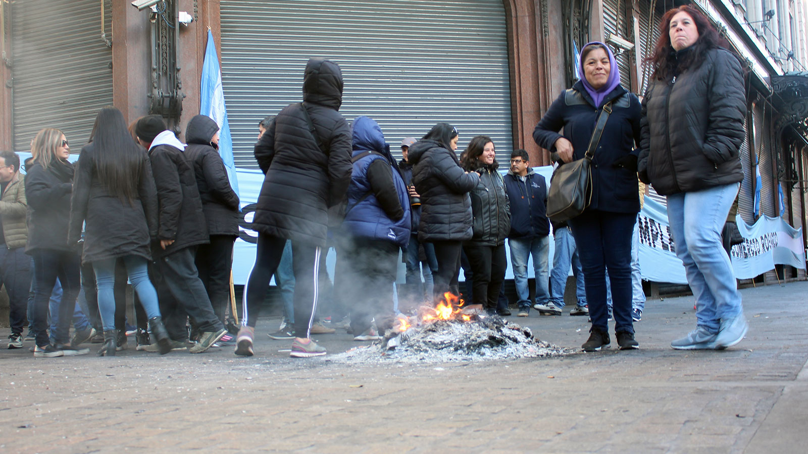El paro general se hizo sentir en Rosario con marcha, cortes y persianas bajas 