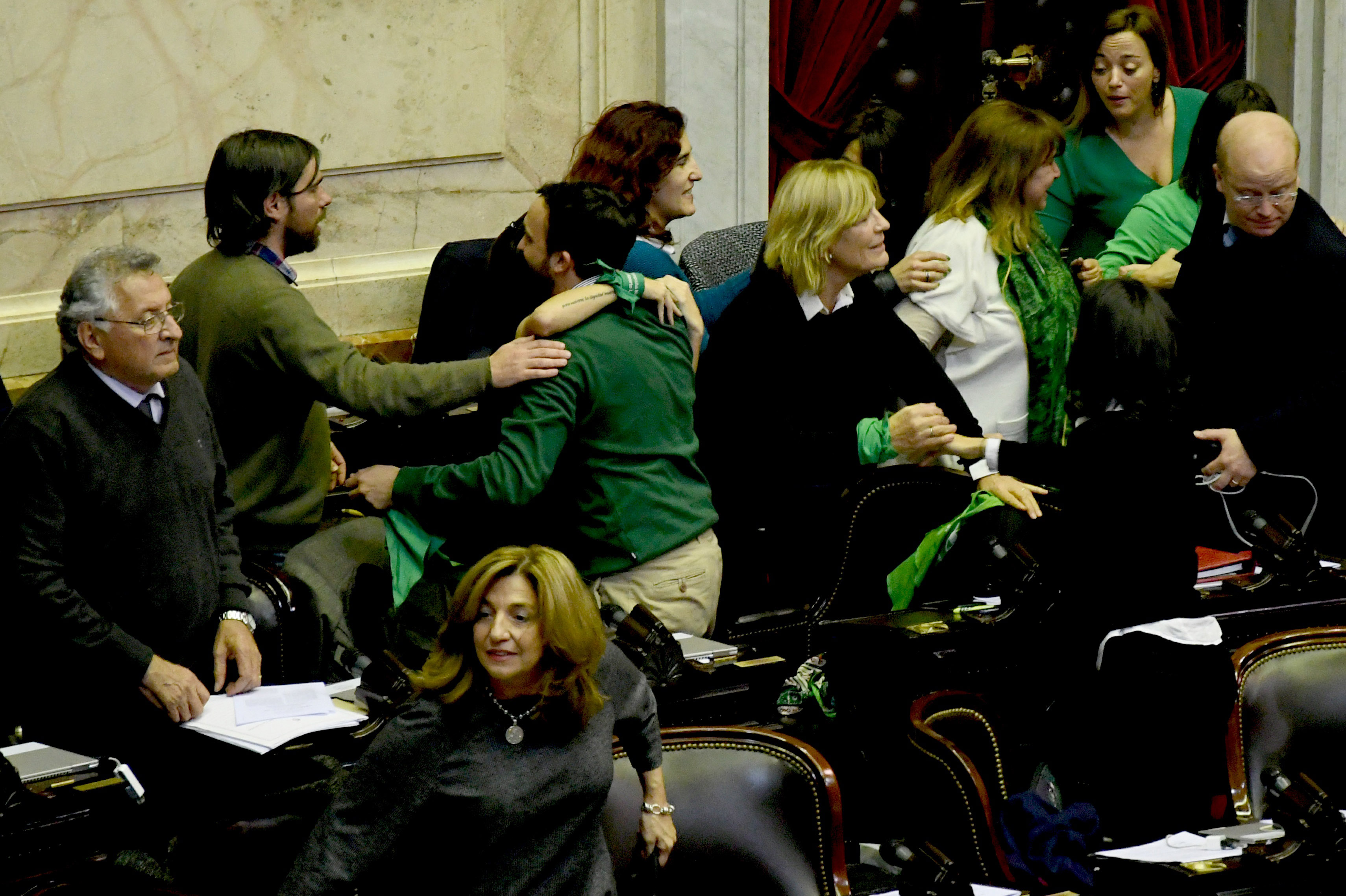 Diputados se abrazan; Frana y Contigiani se retiran derrotados (Télam)