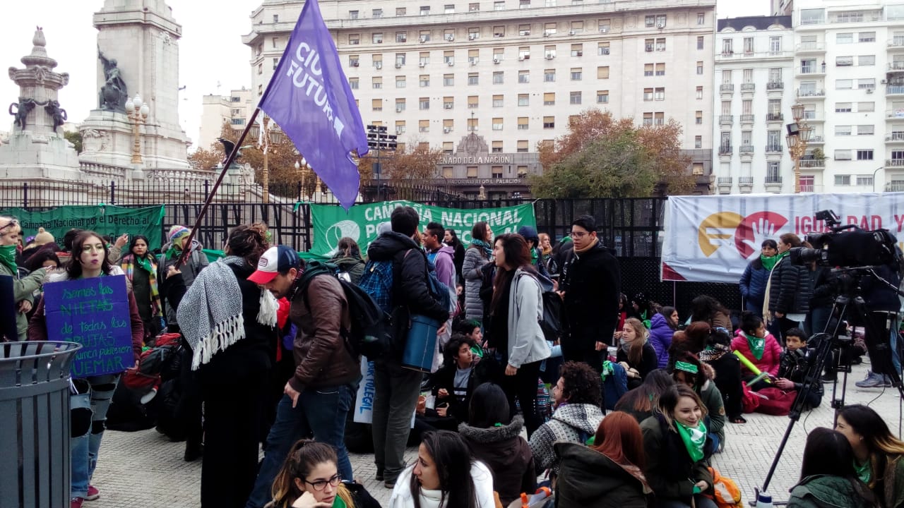 Las rosarinas que viajaron al Congreso y viven el debate minuto a minuto
