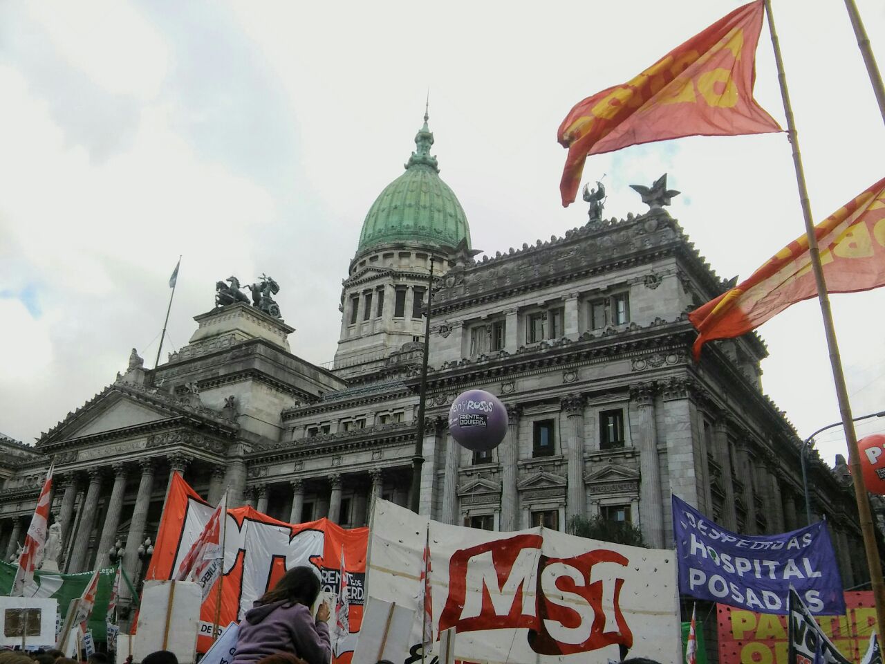 Las rosarinas que viajaron al Congreso y viven el debate minuto a minuto