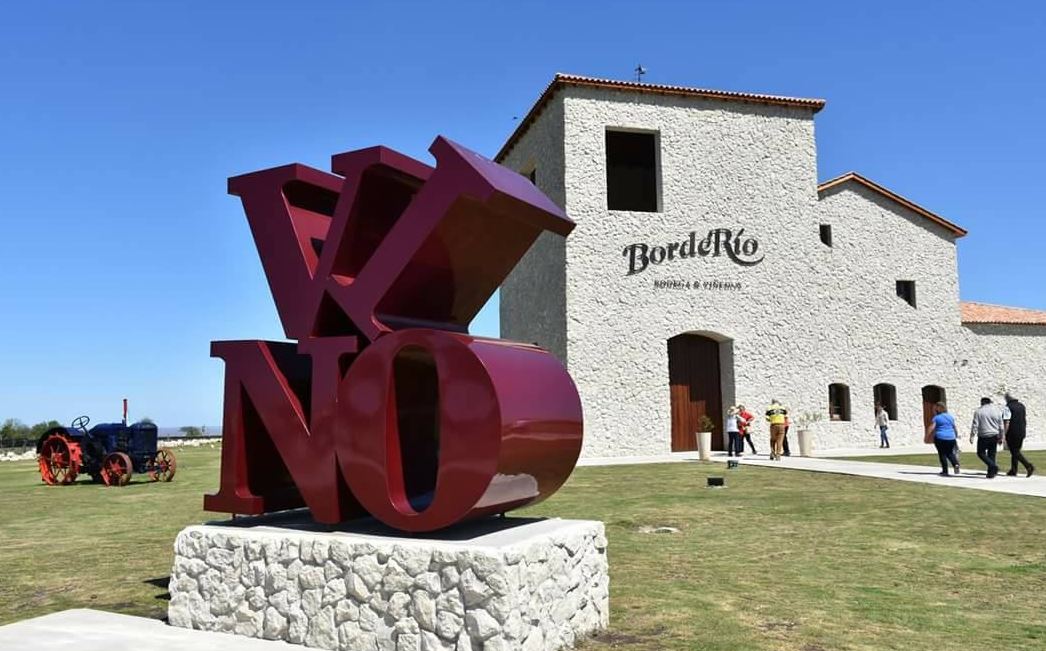 Una finca de viñedos y bodega que se abre al disfrute del público.