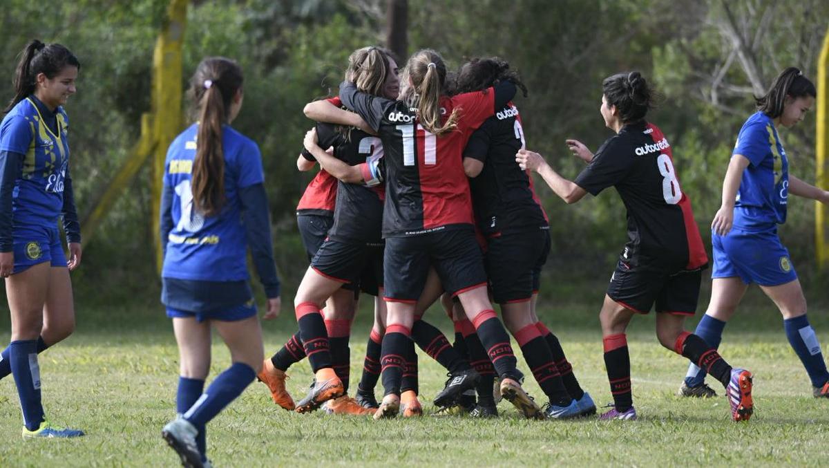 Las jugadoras leprosas festejando el triunfo en Cristalería. (Foto: NOB)