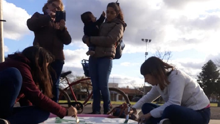 Las integrantes de la Casa de la Mujer Libre estuvieron pintando carteles.