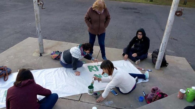 Las integrantes de la Casa de la Mujer Libre estuvieron pintando carteles.