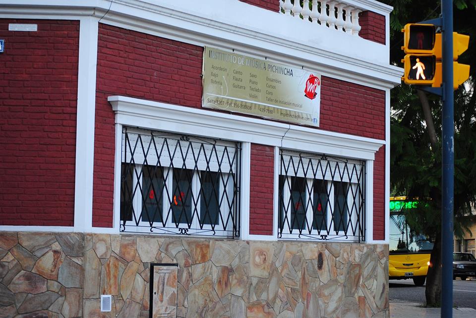 A la vuelta, el instituto de música que también cierra.