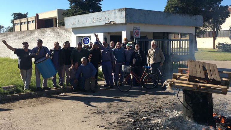 El grupo de trabajadores que permanece apostado frente a Gherardi.