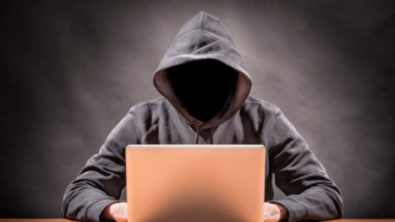 Los acosadores suelen esconderse tras una identidad falsa.