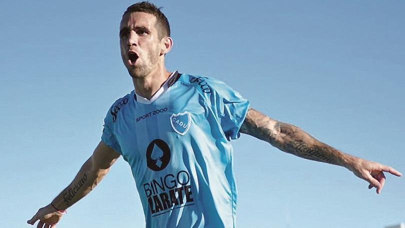 El delantero anotó un doblete ante Dock Sud y gritó campeón.