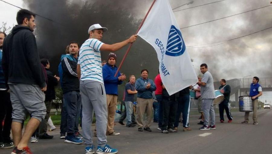 Una de las tantas protestas en Firmat, frente a la planta de Vassalli.