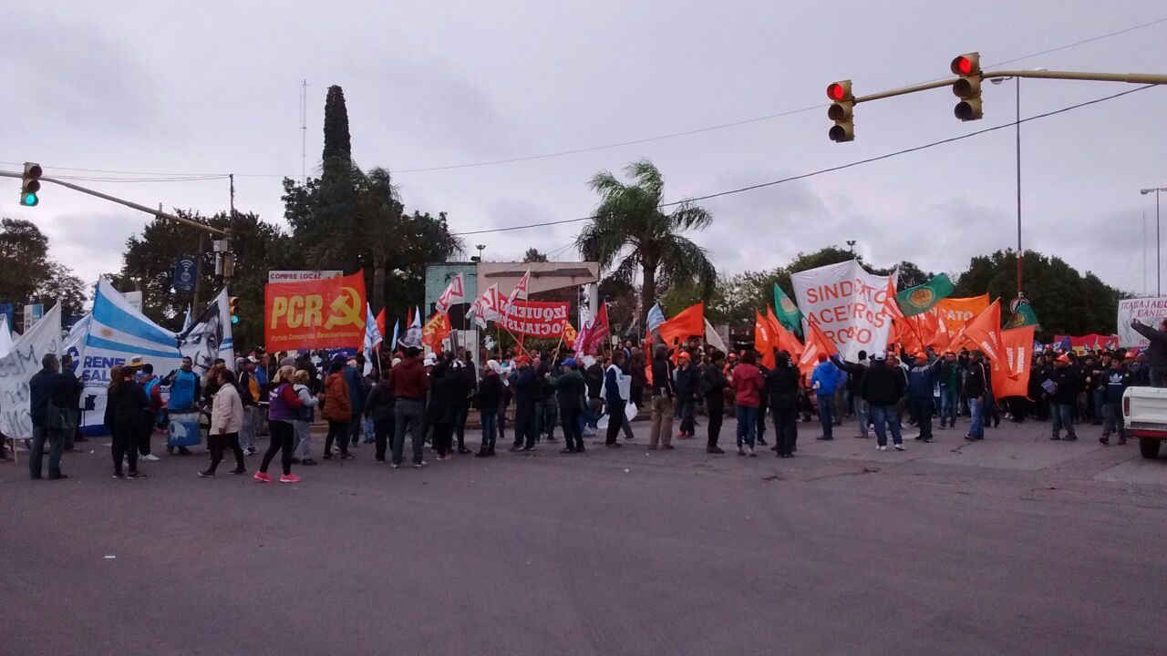 Cargill parada: unas 2500 personas abrazaron a los aceiteros en el día del trabajador