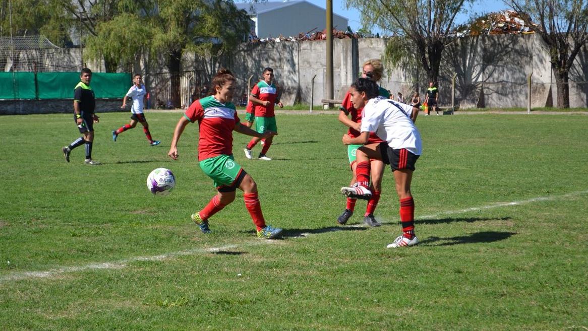 El fútbol femenino en Rosario va en serio