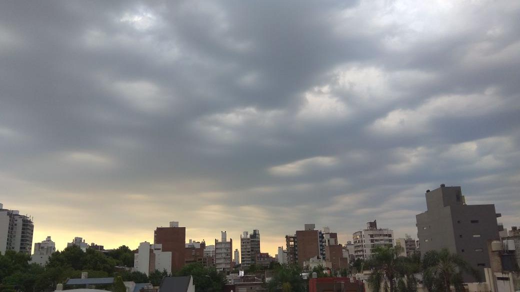 Sábado pegajoso y lluvioso para quedarse adentro