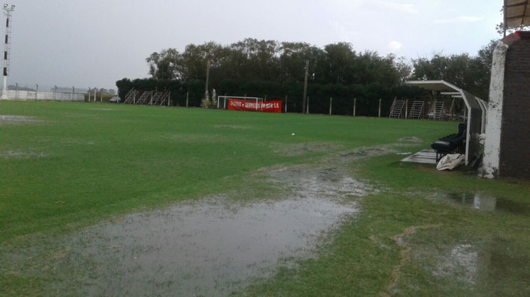 Se acumuló una gran cantidad de agua en la Villa Deportiva de Pujato.