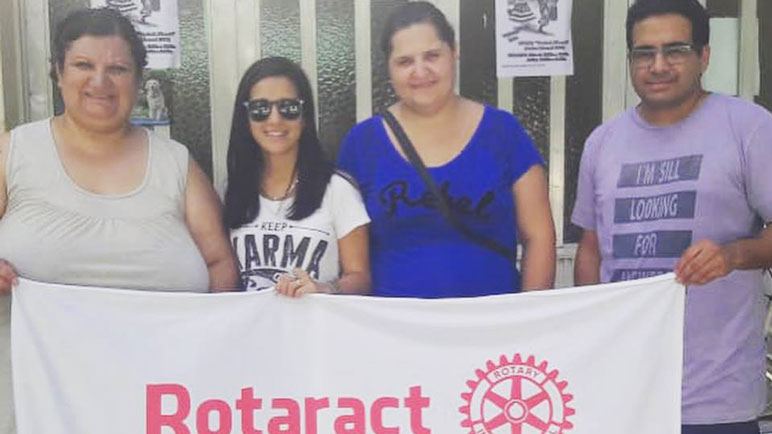 Los chicos de Rotaract junto a los comisión directiva del Club de los Abuelo.