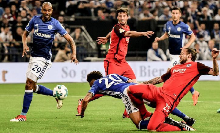 En el centro de la escena. Abraham en medio del juego frente a Schalke.