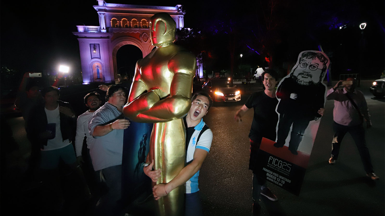 Mexicanos festejan triunfo de Guillermo del Toro en ciudad natal del director