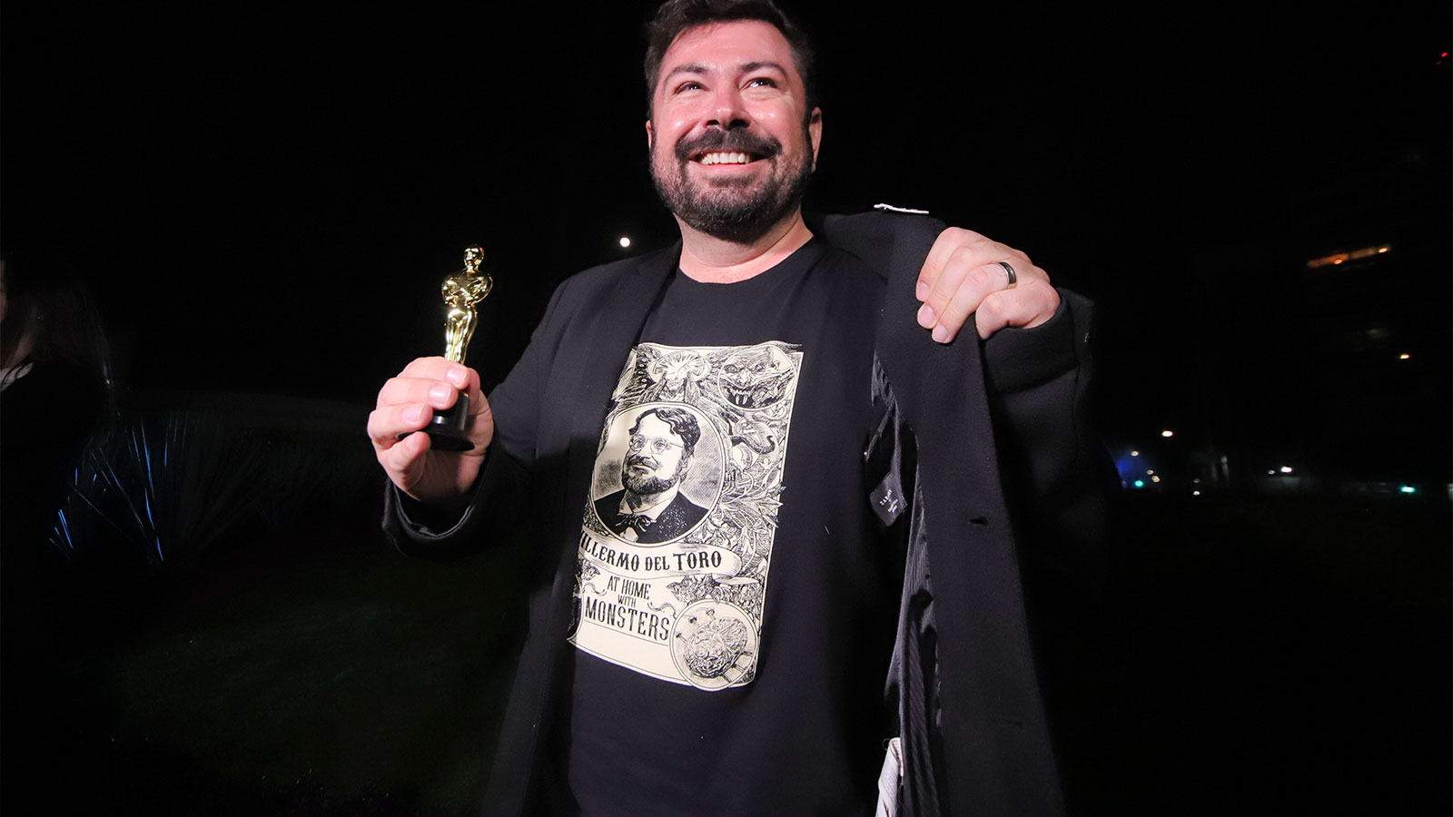 Mexicanos festejan triunfo de Guillermo del Toro en ciudad natal del director