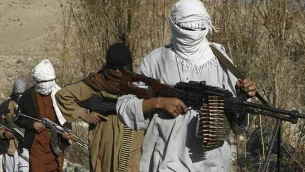 Los talibanes plantaron un retén en una ruta y abordaron ómnibus y autos.