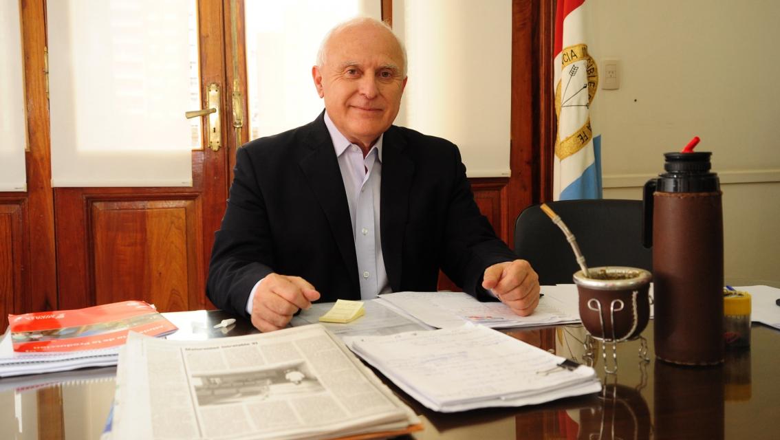 Al gobernador le consultaron sobre el tema del momento y dio su opinión.