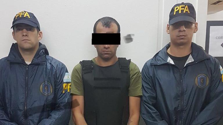 La Policía Federal difundió imágenes del detenido en Ayacucho y Muñoz. (PFA)