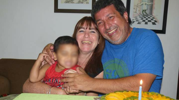 El periodista y su pareja buscan obtener la adopción definitiva del nene. (FB: Sergio Registroderadio Gigliotti)