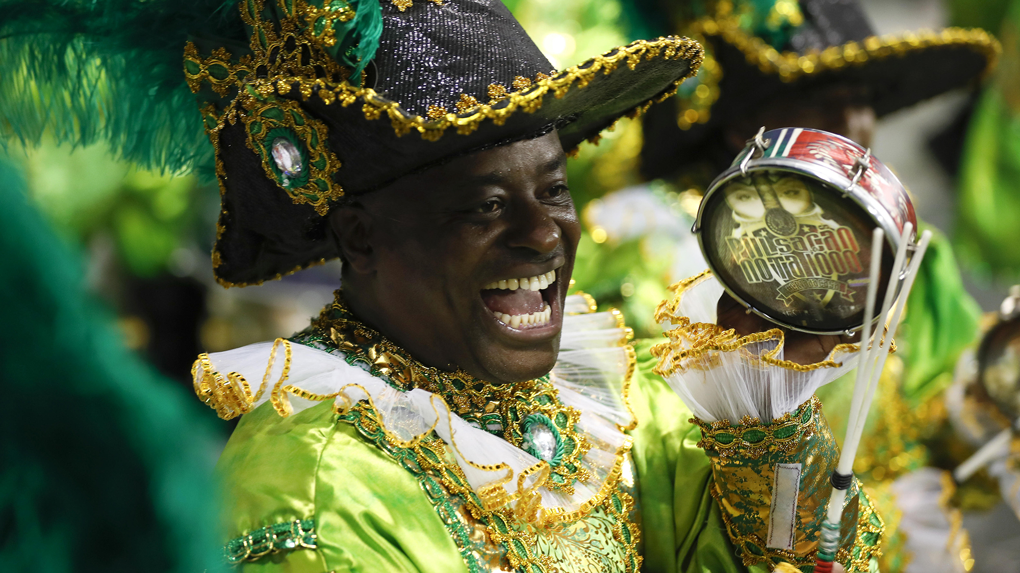 El carnaval de Brasil viajó a México y regó las calles de color