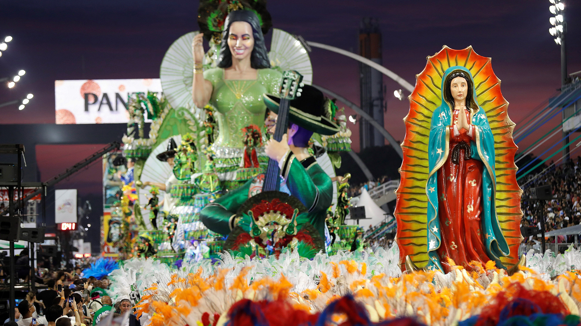 El carnaval de Brasil viajó a México y regó las calles de color
